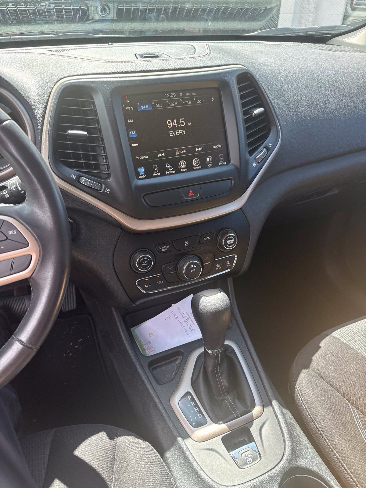 Used 2017 Jeep Cherokee Latitude FWD image 2