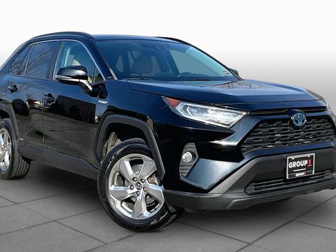 Used 2021 Toyota RAV4 XLE Premium image 3