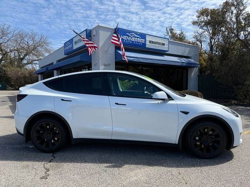 Used 2022 Tesla Model Y Long Range image 11