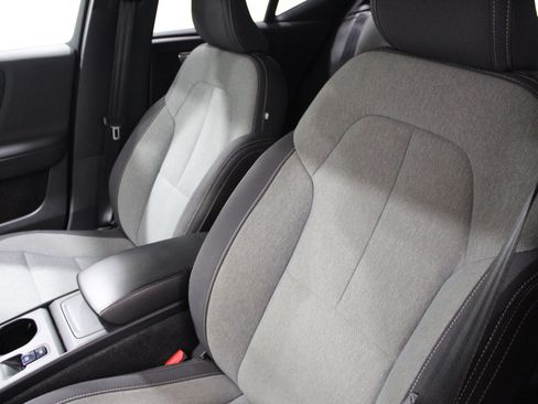 Used 2024 Volvo XC40 B5 Core AWD/4WD image 6