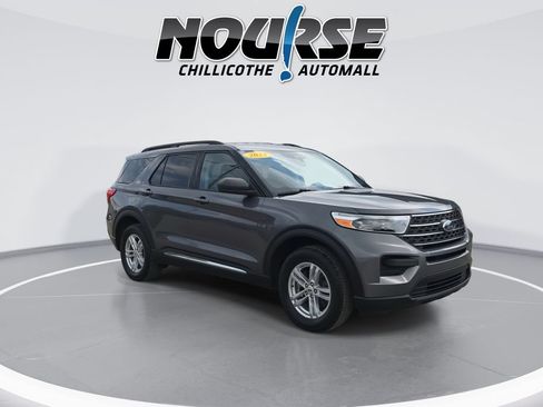 Used 2023 Ford Explorer XLT AWD/4WD image 2
