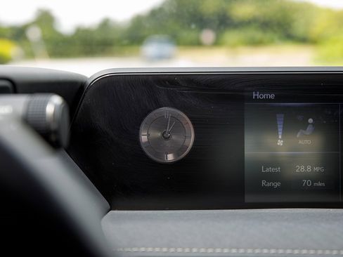 Used 2019 Lexus UX 200 image 17