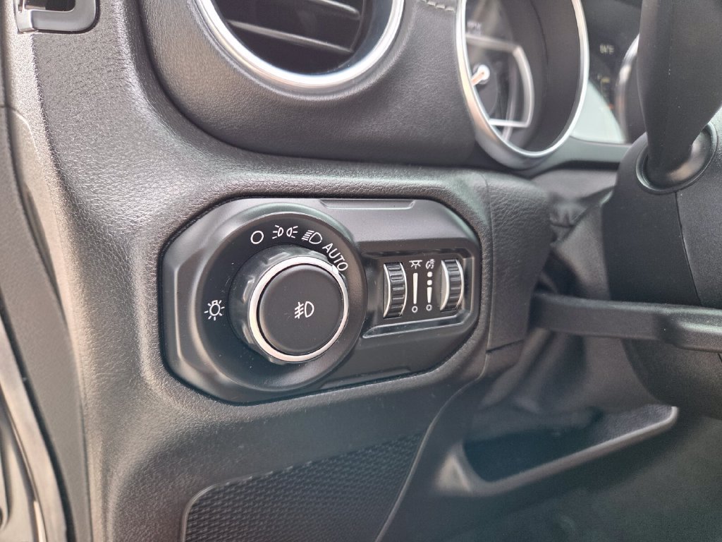 Used 2020 Jeep Wrangler Unlimited Sahara AWD/4WD image 22