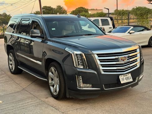 Used 2019 Cadillac Escalade Luxury AWD/4WD image 3