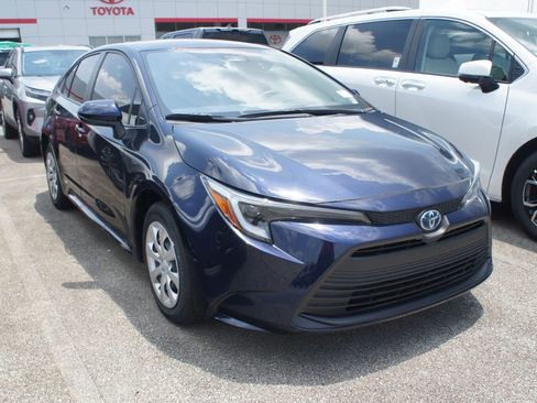 Used 2025 Toyota Corolla LE AWD/4WD image 3