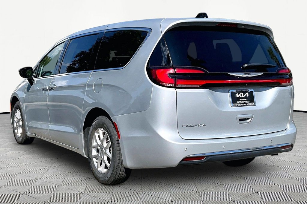 Used 2024 Chrysler Pacifica Touring-L FWD image 6