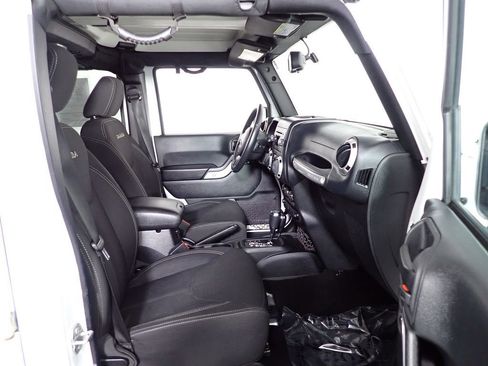 Used 2016 Jeep Wrangler Unlimited Sahara w/ Connectivity Group AWD/4WD image 33