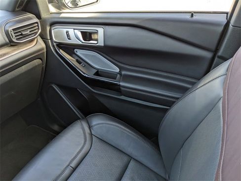 Certified 2023 Ford Explorer Platinum w/ Technology Package image 18