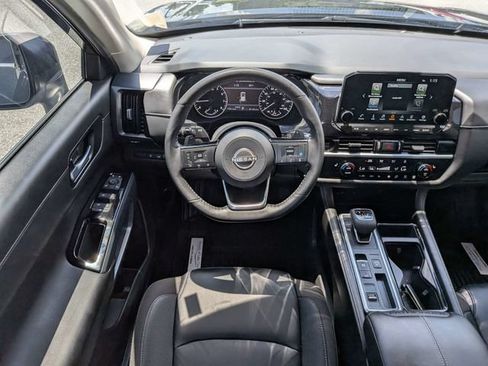 Used 2025 Nissan Pathfinder SL FWD image 15
