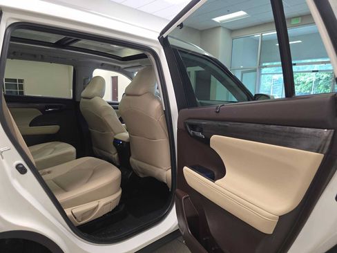 Used 2020 Toyota Highlander Platinum AWD/4WD image 26