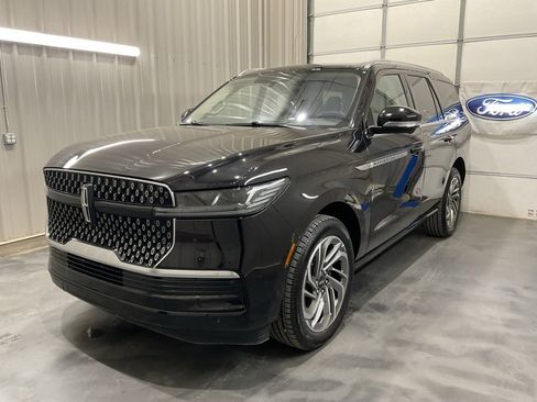 Used 2025 Lincoln Navigator Reserve image 3