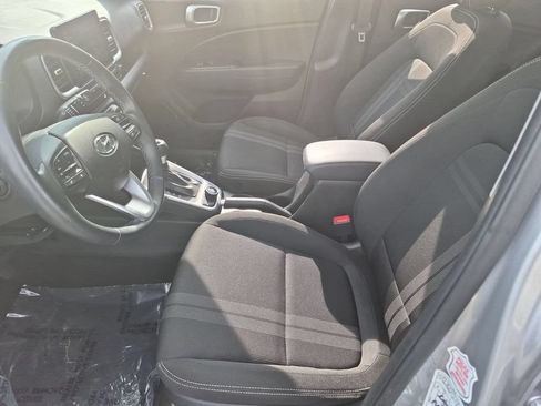 Used 2025 Hyundai Venue SEL FWD image 24