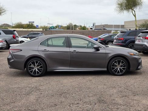 Used 2021 Toyota Camry SE image 4