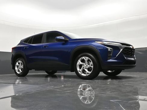 Used 2024 Chevrolet Trax LS w/ LS Convenience Package FWD image 26