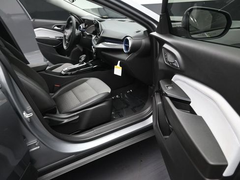 Used 2025 Chevrolet Trax LT FWD image 14