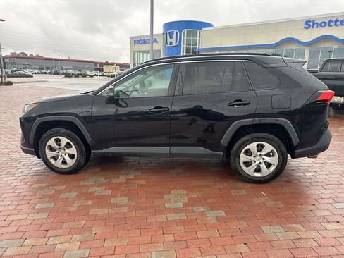 Used 2021 Toyota RAV4 LE FWD image 3