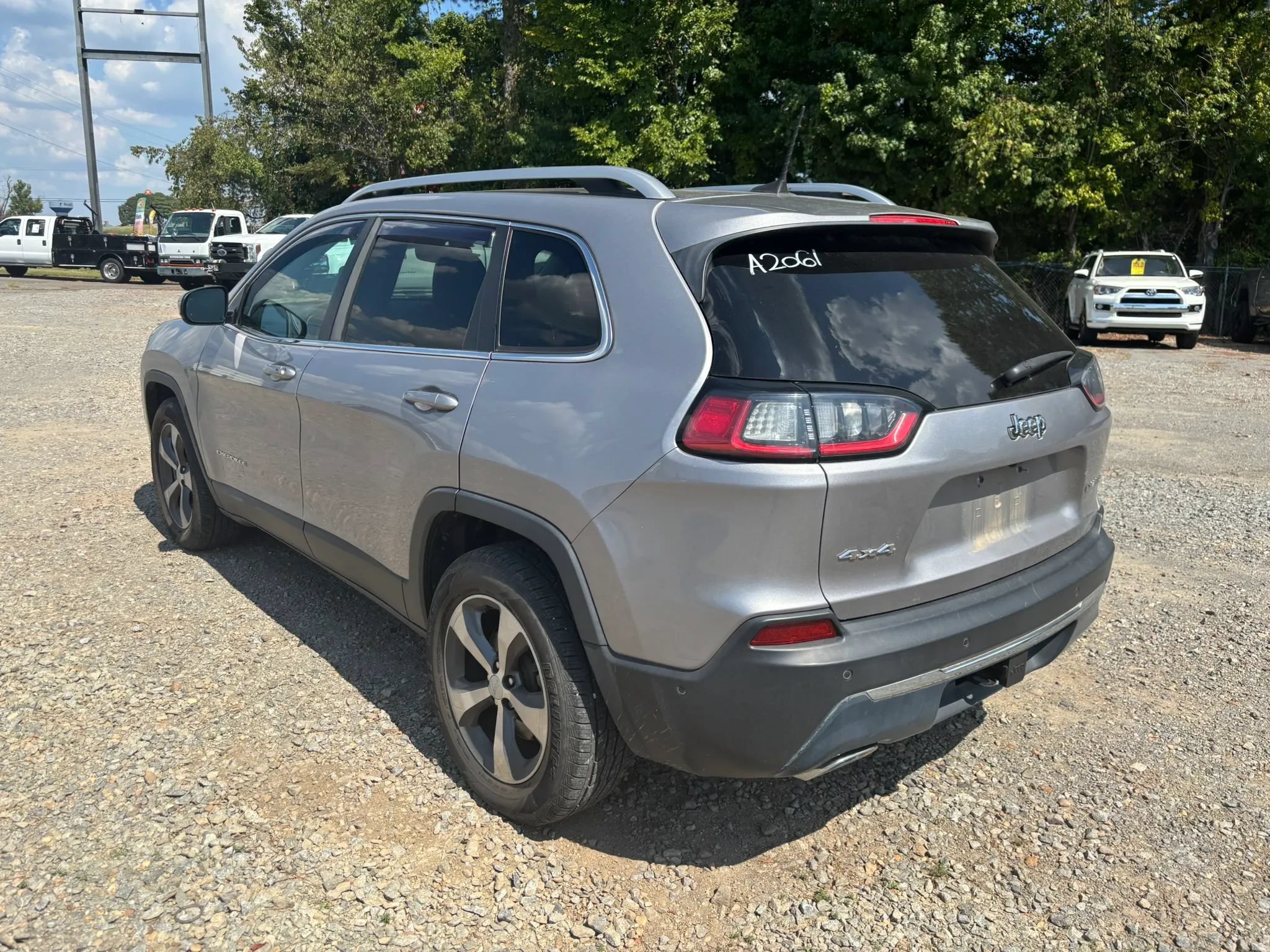 Used 2019 Jeep Cherokee Limited w/ Luxury Group AWD/4WD image 2