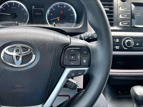 Used 2018 Toyota Highlander LE FWD image 11