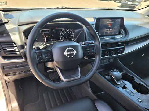 Used 2025 Nissan Rogue SV w/ SV Premium Package FWD image 12