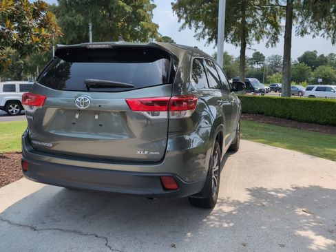 Used 2017 Toyota Highlander XLE w/ Carpet Mat Package AWD/4WD image 10