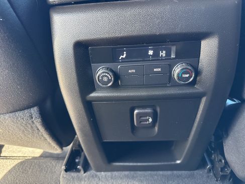 Used 2023 Chevrolet Traverse LT w/ Midnight/Sport Edition image 28