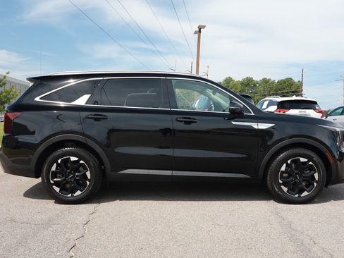 Used 2024 Kia Sorento S FWD image 6