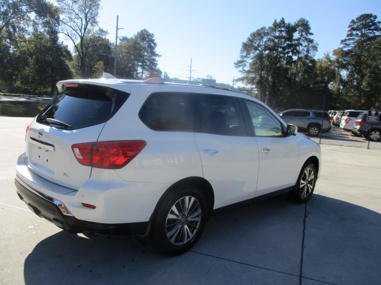Used 2019 Nissan Pathfinder SL FWD image 10