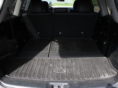 Used 2018 Toyota Highlander Plus AWD/4WD image 8