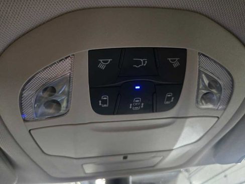 Used 2024 Chrysler Pacifica Touring-L image 23
