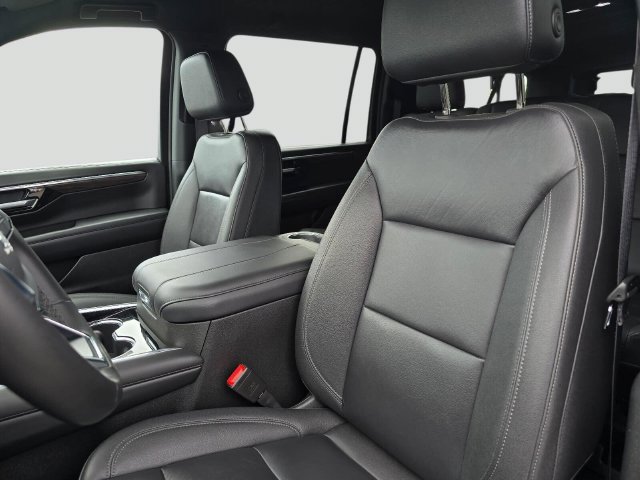 Used 2025 Chevrolet Suburban Z71 AWD/4WD image 23
