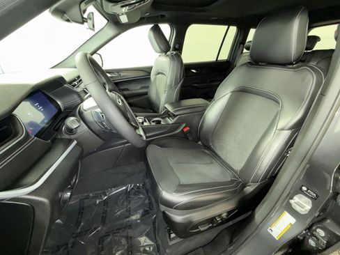 Used 2025 Jeep Grand Cherokee Altitude image 13