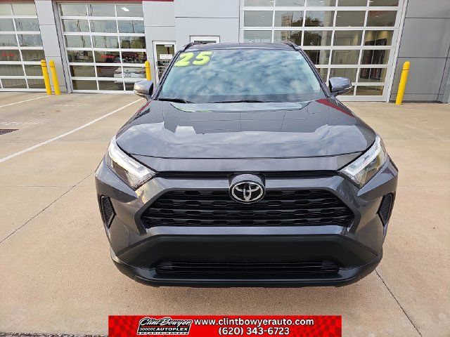 Used 2025 Toyota RAV4 XLE AWD/4WD image 9