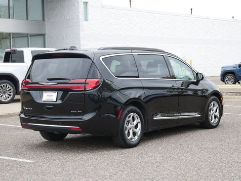 Used 2023 Chrysler Pacifica Limited FWD image 3
