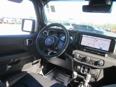 Used 2025 Jeep Gladiator Sport image 21