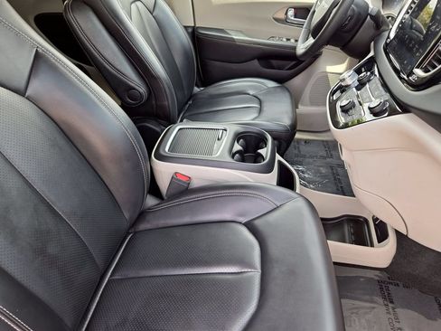 Used 2023 Chrysler Pacifica Touring-L FWD image 19
