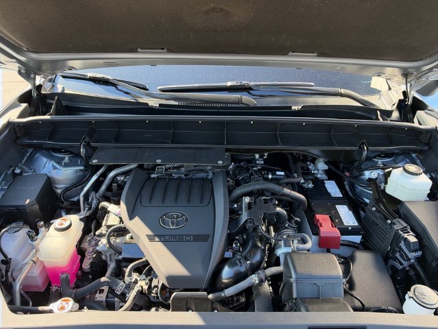 Used 2024 Toyota Highlander XLE FWD image 28