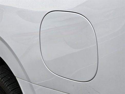 Used 2022 GMC Yukon SLT w/ SLT Premium Package image 17