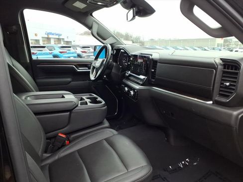 Certified 2025 GMC Sierra 1500 SLT image 17