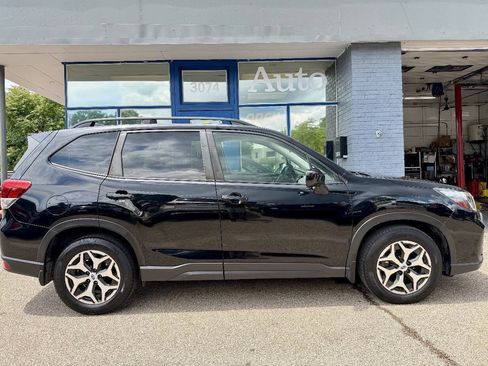 Used 2019 Subaru Forester Premium AWD/4WD image 2