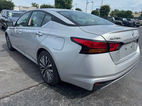 Used 2025 Nissan Altima 2.5 SV FWD image 2