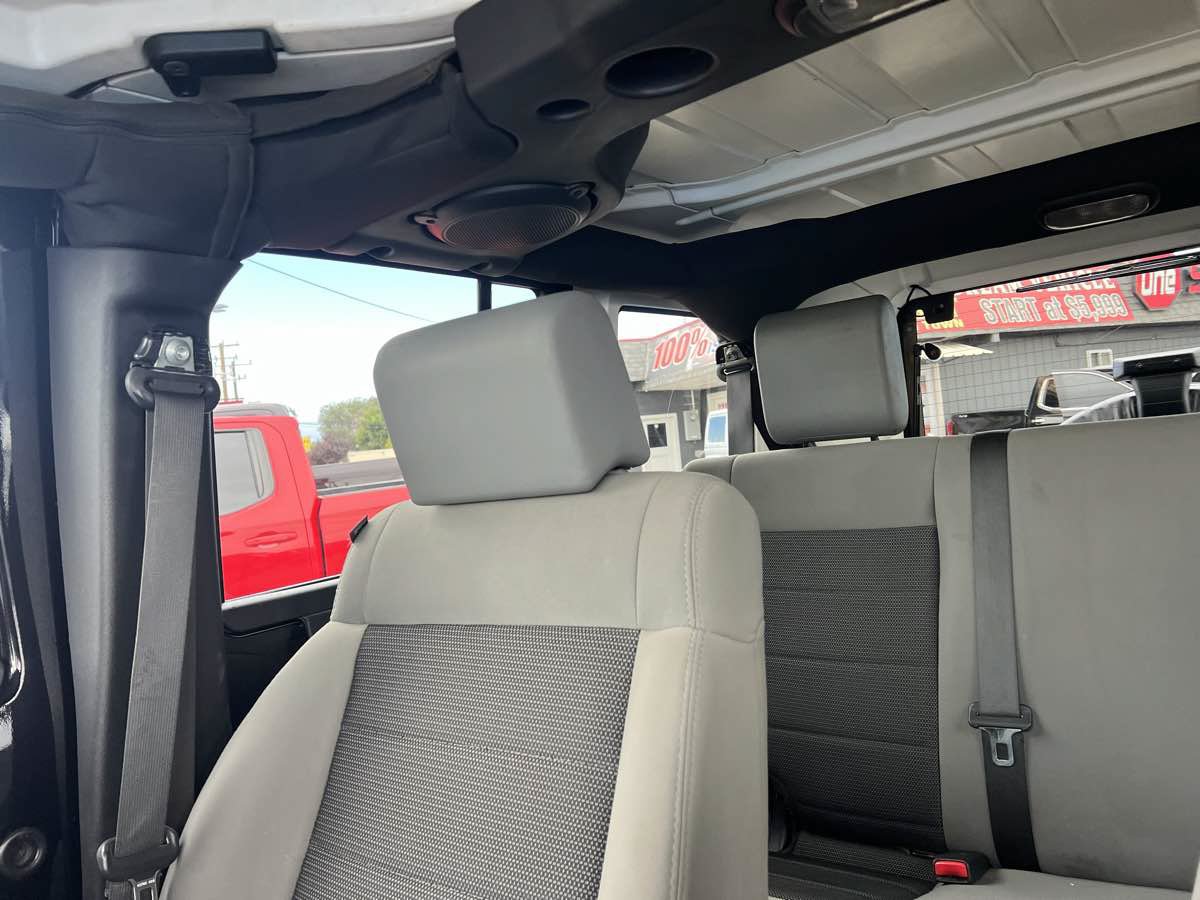 Used 2010 Jeep Wrangler Unlimited Rubicon w/ Dual Top Group AWD/4WD image 12