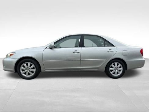 Used 2002 Toyota Camry XLE image 2