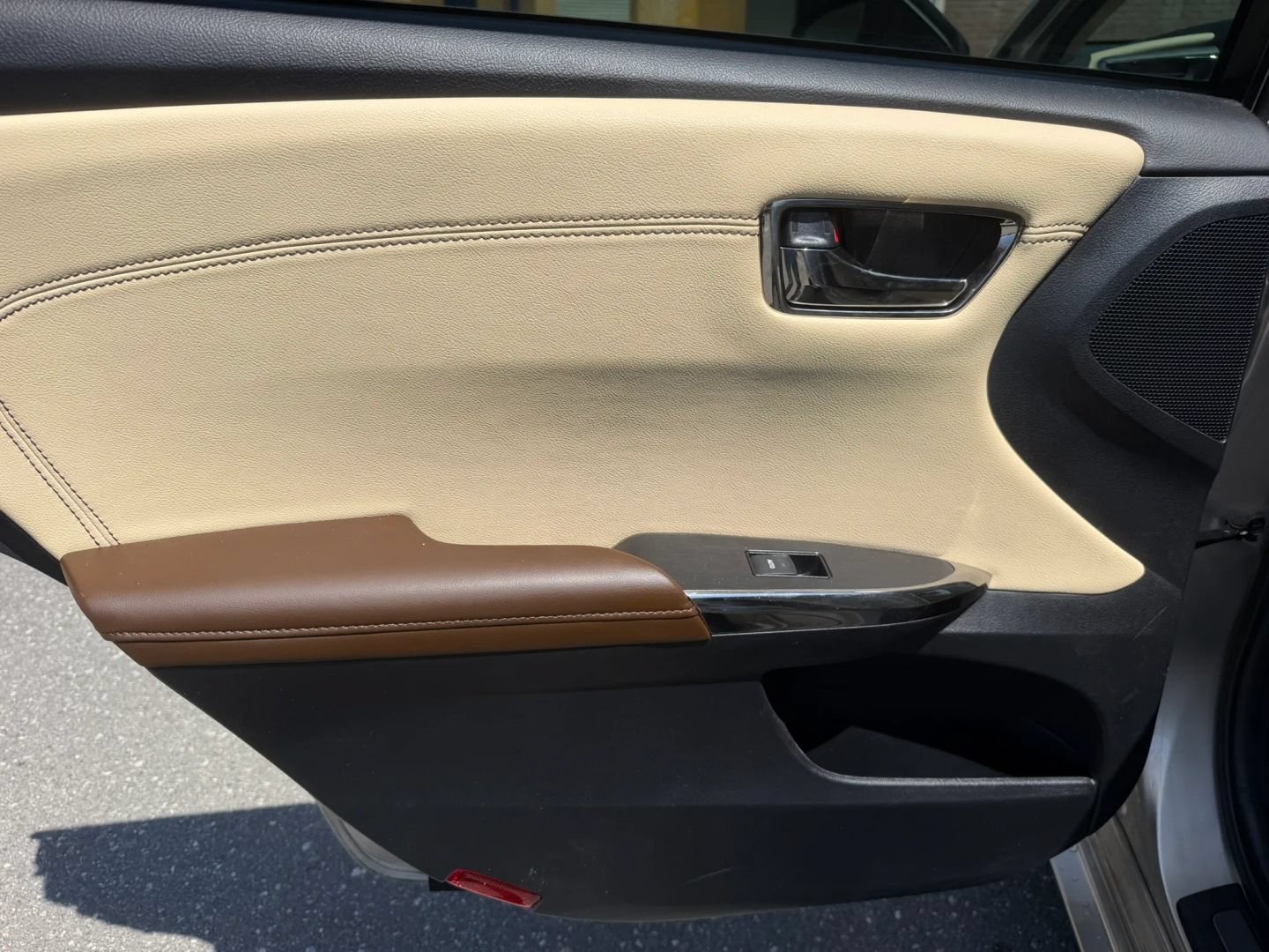 Used 2013 Toyota Avalon Limited w/ Technology Pkg FWD image 12