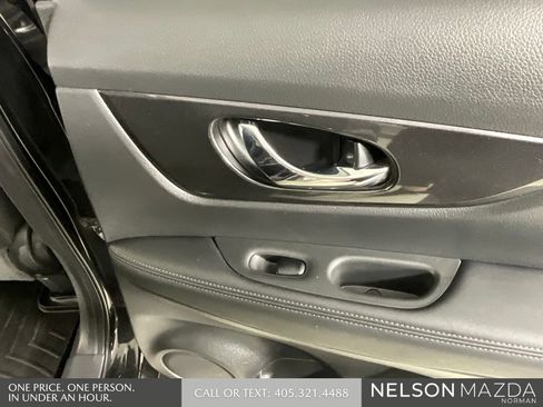 Used 2017 Nissan Rogue SV FWD image 23