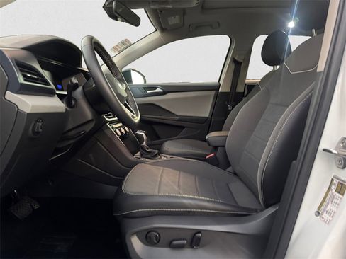 Certified 2023 Volkswagen Taos SE w/ Panoramic Sunroof Package image 9