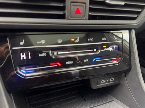 Used 2025 Volkswagen Jetta SE w/ Sunroof Package image 66