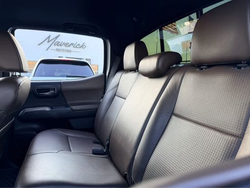 Used 2016 Toyota Tacoma Limited w/ Towing Package image 6