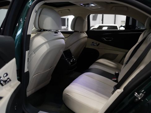 Used 2023 Bentley Flying Spur Plug-In Hybrid AWD/4WD image 32