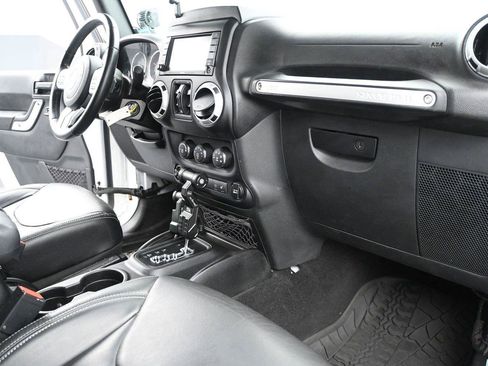 Used 2017 Jeep Wrangler Unlimited Rubicon AWD/4WD image 19
