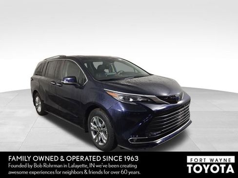 Used 2024 Toyota Sienna Platinum image 4